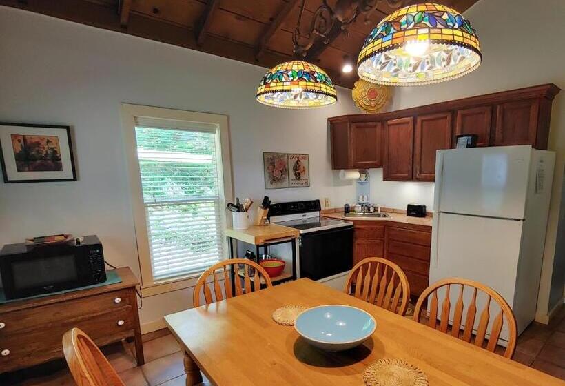 בקתה, Mckinley Edwards Inn