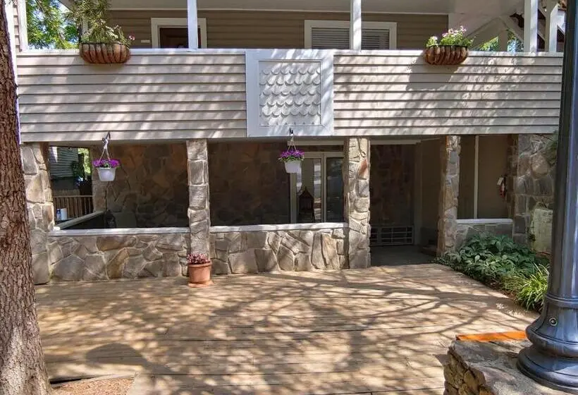デラックススイート, Mckinley Edwards Inn