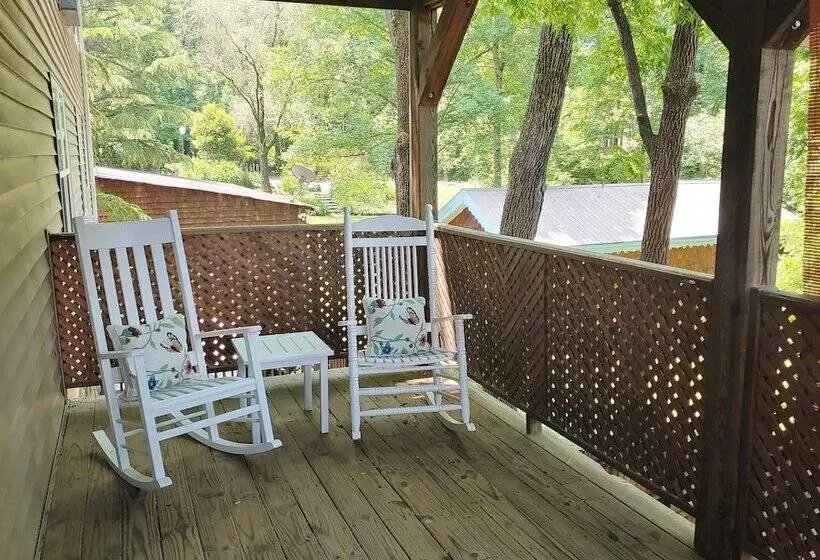 デラックスルーム, Mckinley Edwards Inn