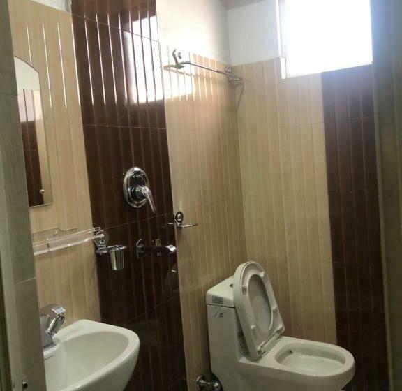 اتاق اکونومی, October Inn