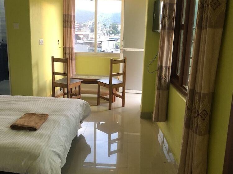 اتاق اکونومی, October Inn