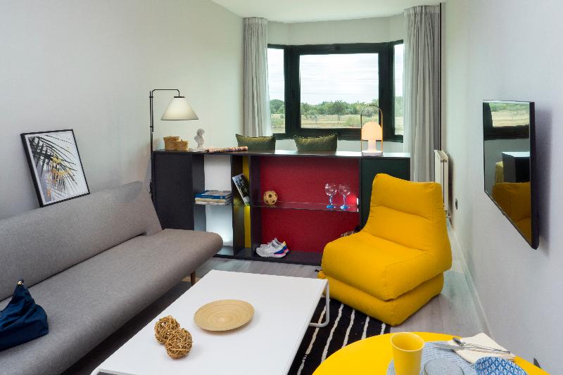 استودیوی سوپریور, The Oliver Apartamentos