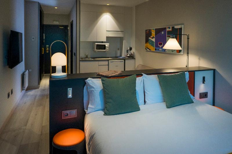 استودیوی استاندارد, The Oliver Apartamentos