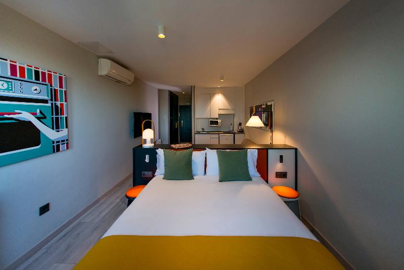 استودیوی استاندارد, The Oliver Apartamentos