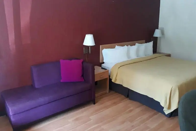 キングサイズベッドのスタンダードルーム, Budgetel Inn   Phenix City
