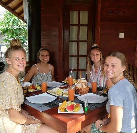 家庭间, Thara Cabana