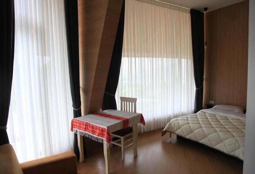 Номер Deluxe, Hylli I Drites