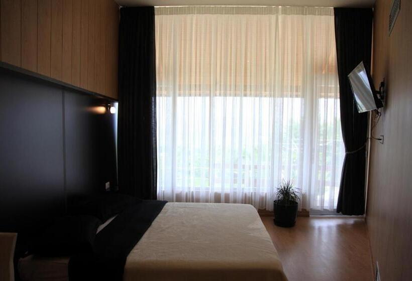 Номер Deluxe, Hylli I Drites