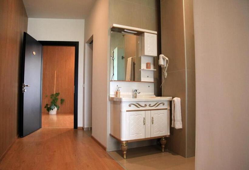 Номер Deluxe, Hylli I Drites