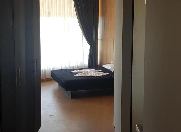 Номер Deluxe, Hylli I Drites