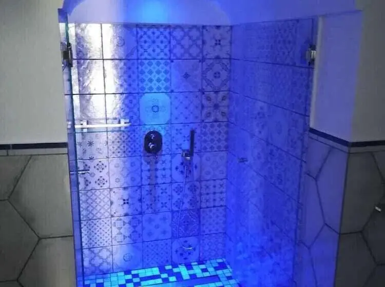 اتاق راحتی سه تخته, Torre Elisea