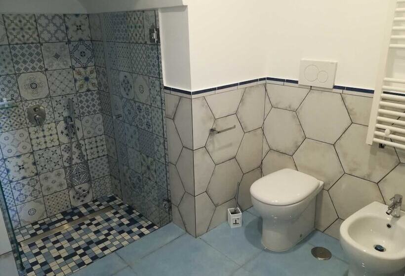 اتاق راحتی سه تخته, Torre Elisea