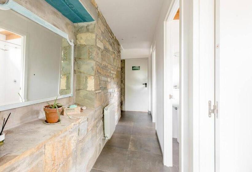 标准三人间共用浴室, Rural Hostel Dos Lucas