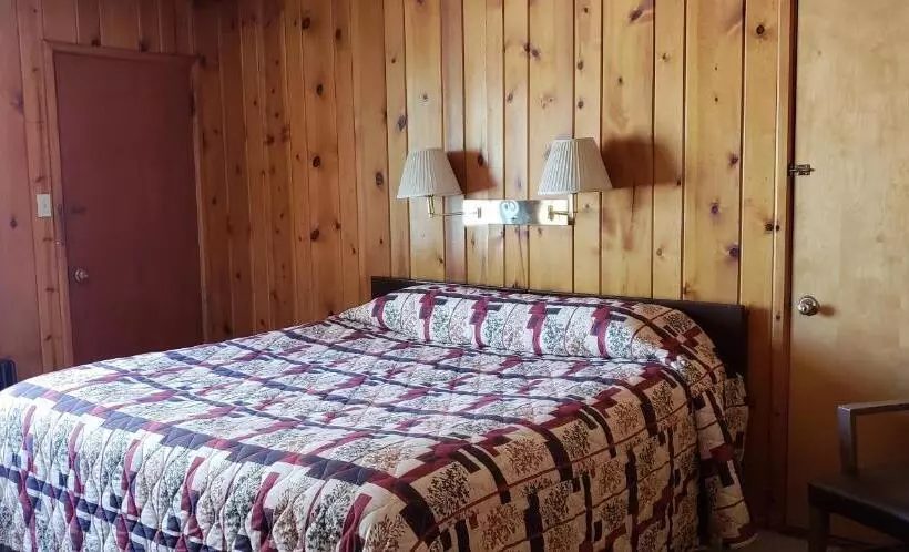 キングサイズベッドのスタンダードルーム, Caribou Lodge And Motel