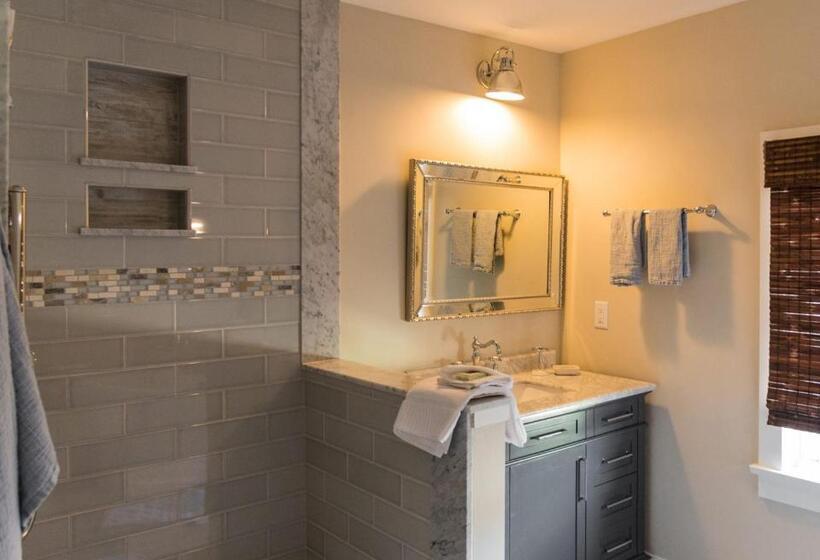 带大床的豪华间, Captain Freeman Inn