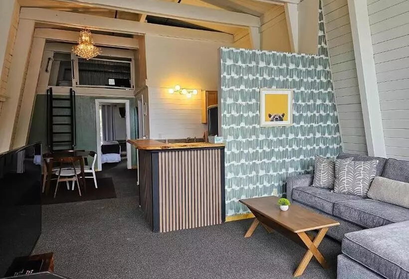 سوییت سوپریور, Cinnamon Bear Inn