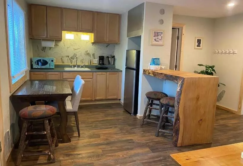 سوییت لوکس, Cinnamon Bear Inn