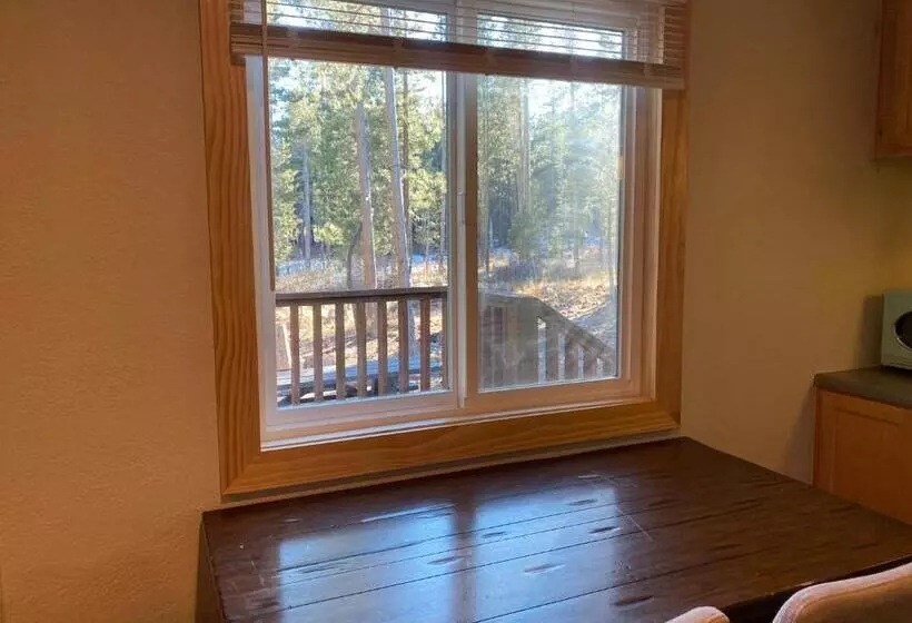 سوییت لوکس, Cinnamon Bear Inn