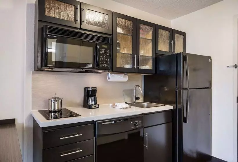 スイート, Sonesta Simply Suites Detroit Warren