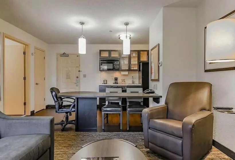 スイート, Sonesta Simply Suites Detroit Warren
