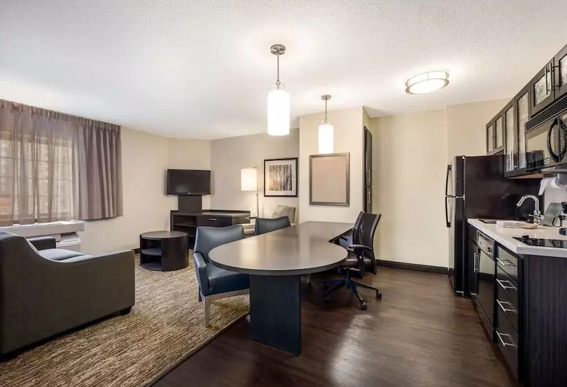 スイート, Sonesta Simply Suites Detroit Warren