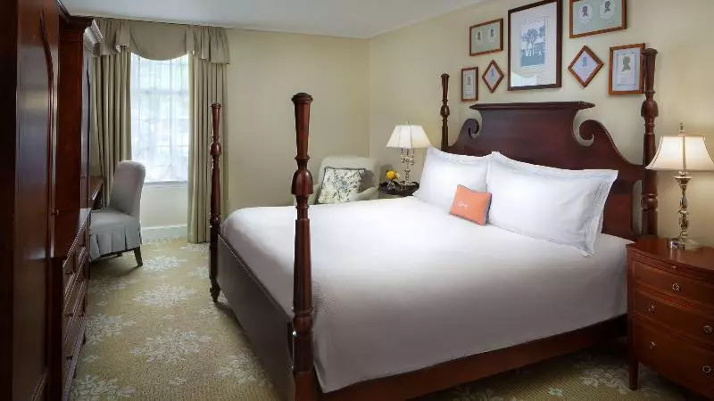 キングサイズベッドのスタンダードルーム, The Carolina Inn, A Destination By Hyatt