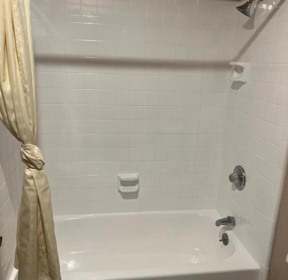 غرفة قياسية سرير كينج, Cedarwood Inn Of Ashland