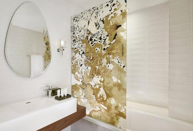 اتاق اجرایی با تخت بزرگ, La Caserne Chanzy Hotel & Spa, Autograph Collection