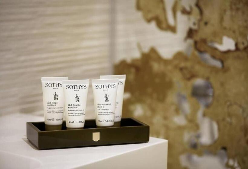 اتاق اجرایی با تخت بزرگ, La Caserne Chanzy Hotel & Spa, Autograph Collection