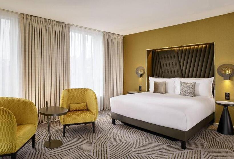 اتاق اجرایی با تخت بزرگ, La Caserne Chanzy Hotel & Spa, Autograph Collection