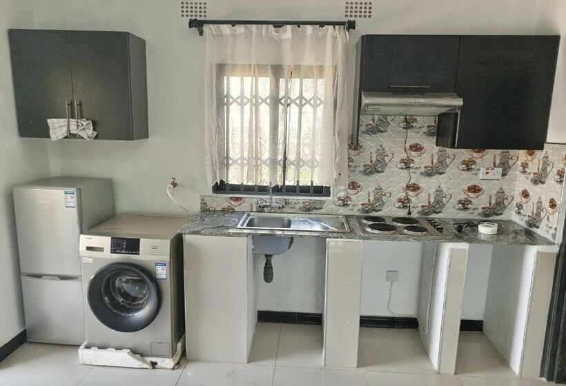 سوییت لوکس, Matt Bed And Breakfast
