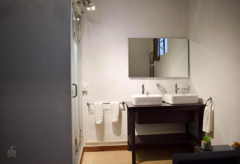 חדר לארבעה סטנדרטי עם מרפסת, Quinta Alhóndiga Galindo Hotel Boutique