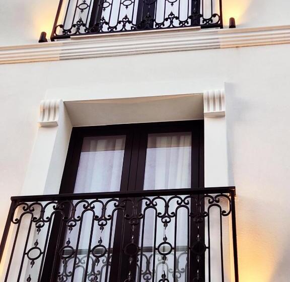 جناح جونيور مزوَّد بتراس, Old Town Villa