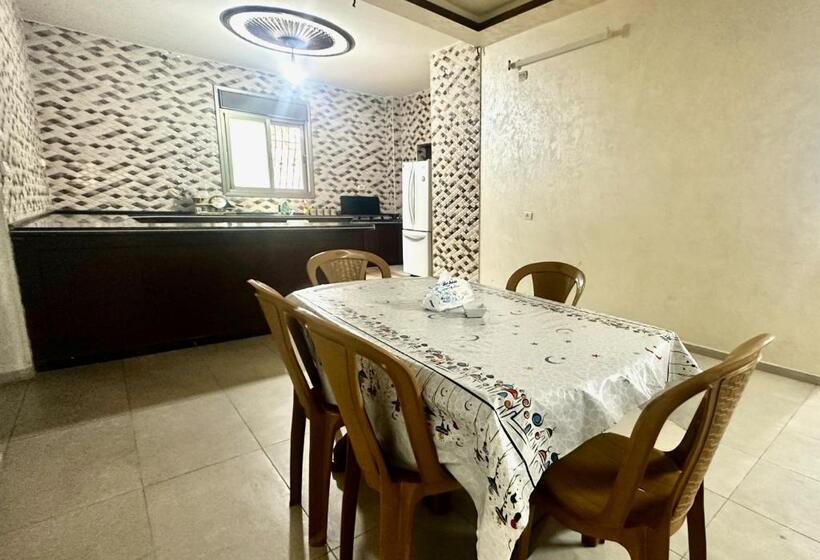 اتاق ساده سه‌ نفره, Hebron Hope Guesthouse
