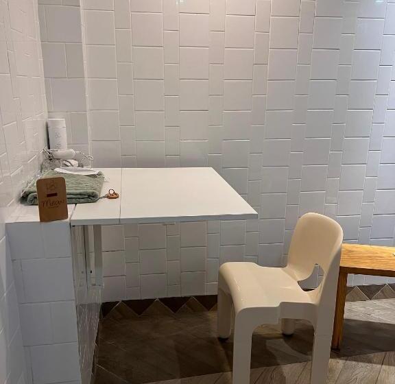 اتاق اکونومی, Meow Hotel & Cafe