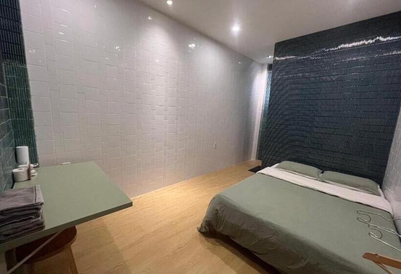 اتاق اکونومی, Meow Hotel & Cafe