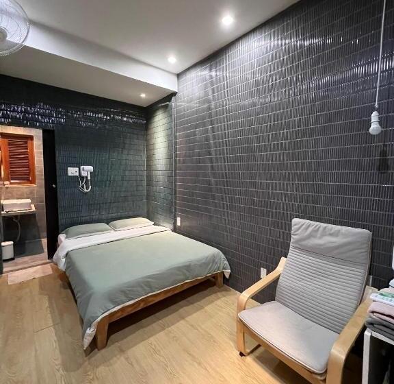 اتاق اکونومی, Meow Hotel & Cafe