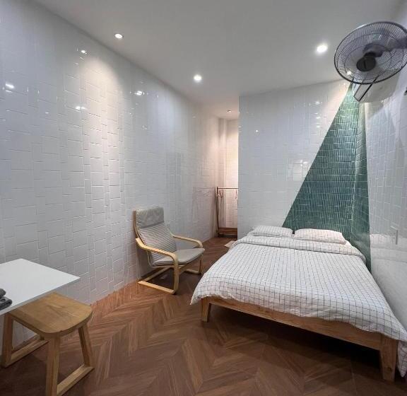 اتاق اکونومی, Meow Hotel & Cafe