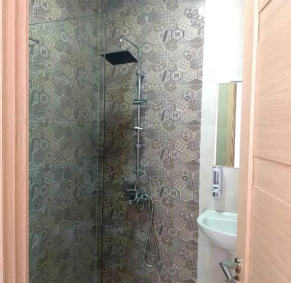 اتاق استاندارد سه نفره, Baqari Inn