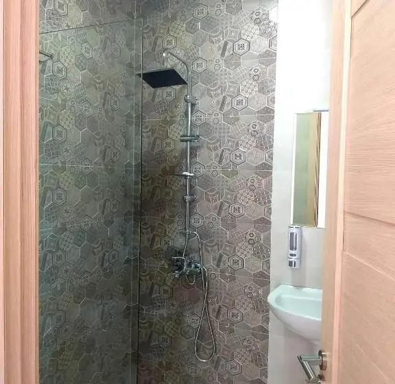 اتاق استاندارد سه نفره, Baqari Inn