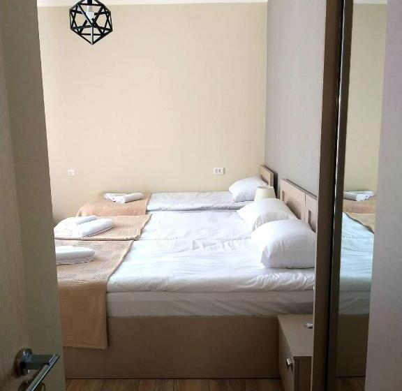 اتاق استاندارد سه نفره, Baqari Inn