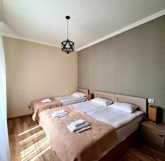 اتاق استاندارد سه نفره, Baqari Inn