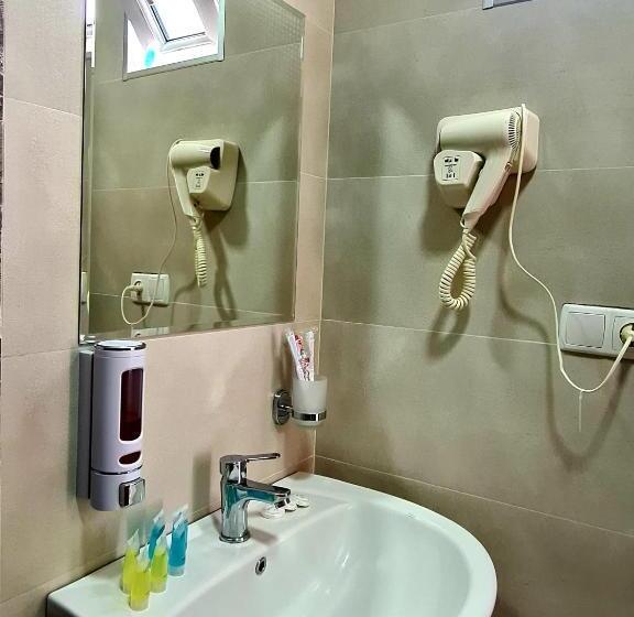 اتاق استاندارد سه نفره, Baqari Inn