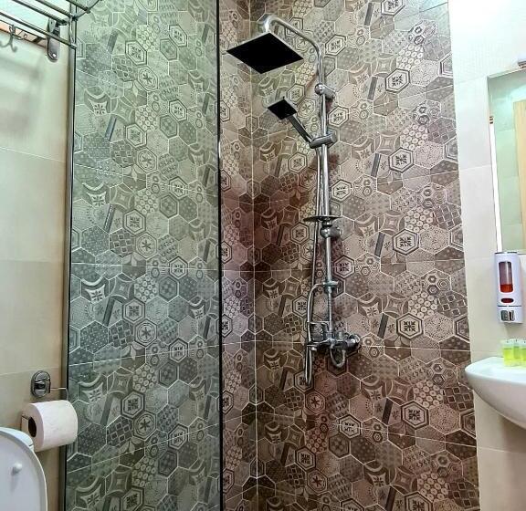 اتاق استاندارد سه نفره, Baqari Inn