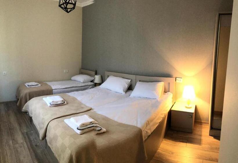 اتاق استاندارد سه نفره, Baqari Inn