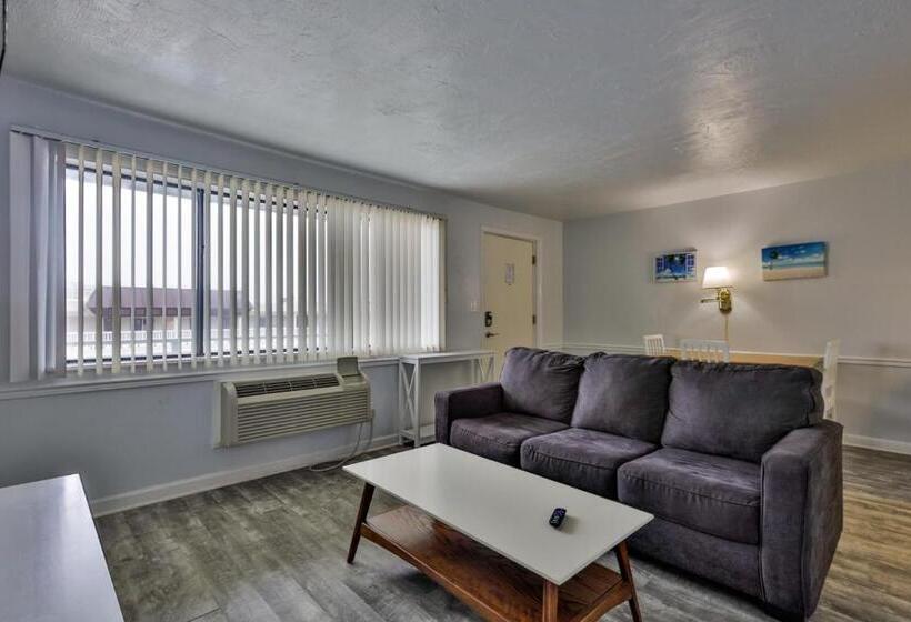 جناح جونيور مطلّ علي البحر, Coastal Waters