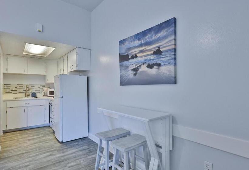 جناح سرير كينج, Coastal Waters