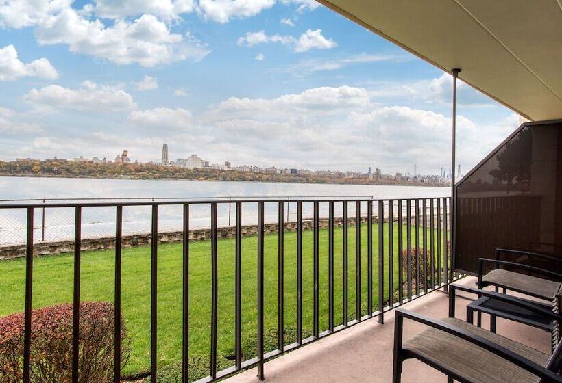 جناح مزوَّد بشرفة, Comfort Inn Edgewater On Hudson River