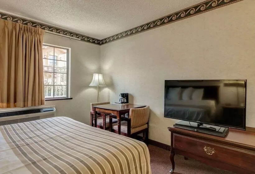 ２ダブルベッドのスタンダードルーム, Econo Lodge Inn & Suites