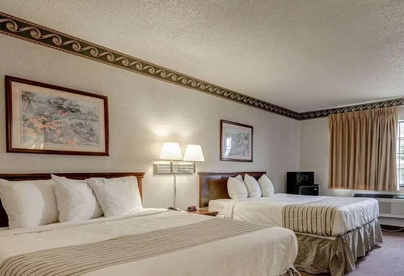 ２ダブルベッドのスタンダードルーム, Econo Lodge Inn & Suites